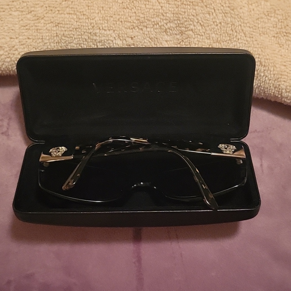 Versace authentic sunglasses. - Picture 2 of 8